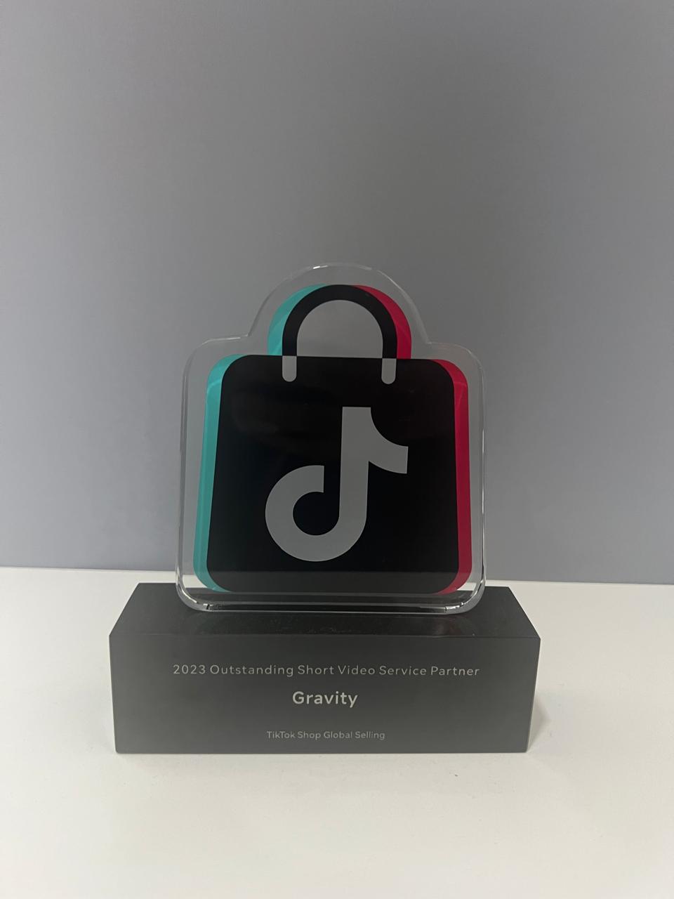 صانع محتوى يجهز حسابه للمشاركة في حملات TikTok Shop والتعاون مع العلامات التجارية.